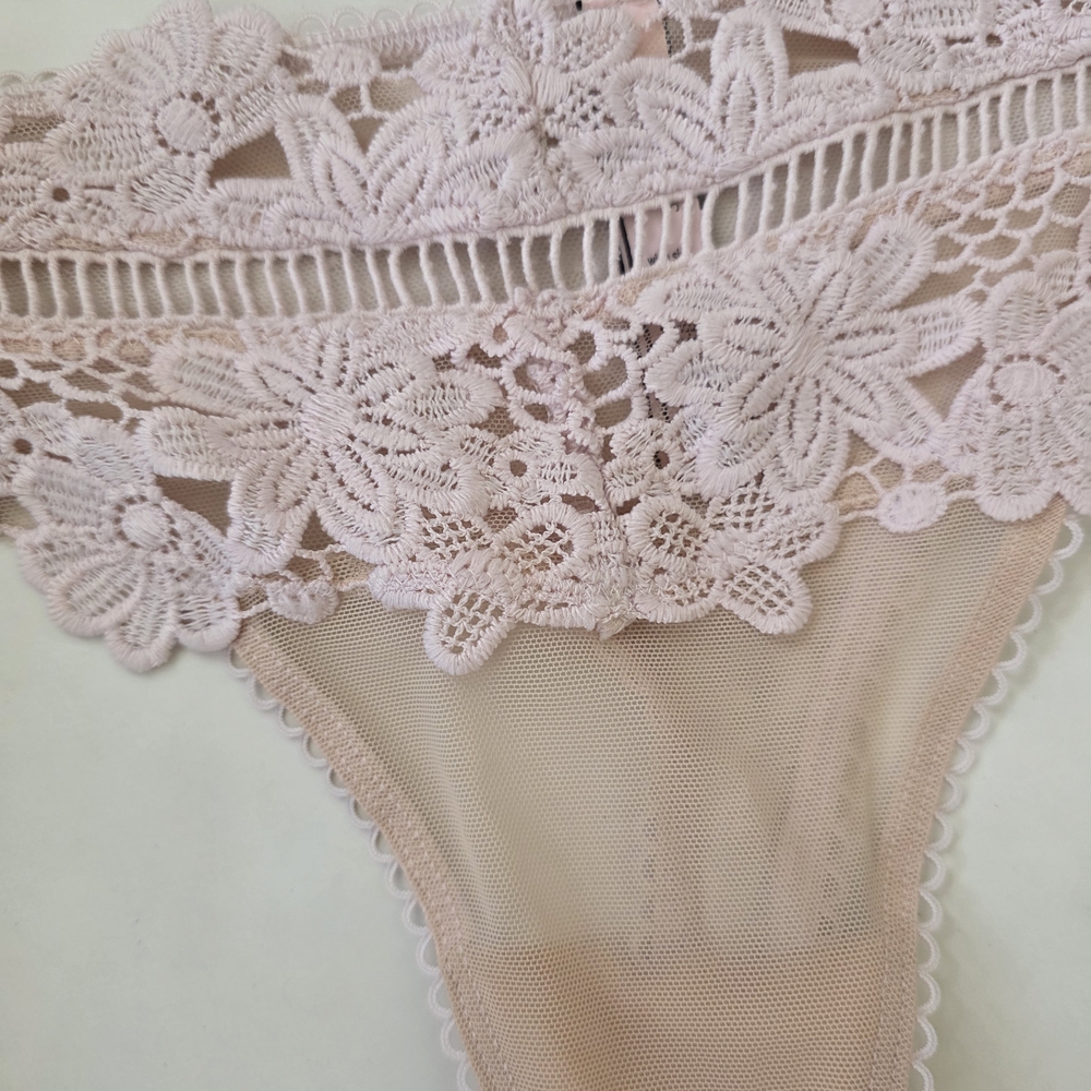 NWT- Victoria's Secret Light Pink Lace Bra and Panty Set- 32C/S - Picture 6 of 8